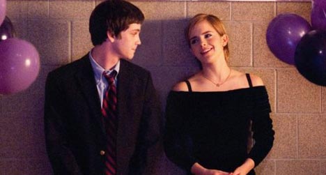 Logan Lerman e Emma Watson entregam ótimas atuações neste belo drama.
