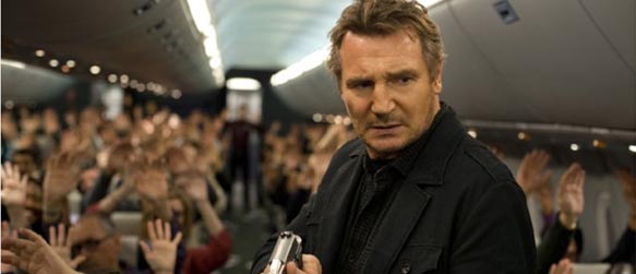 Herói: Liam Neeson salva o dia, em um voo.